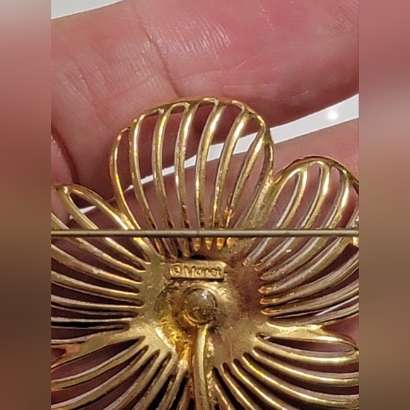 Monet Dogwood Flower White Enamel Gold Tone Vintage Brooch Pin - Picture 5 of 8